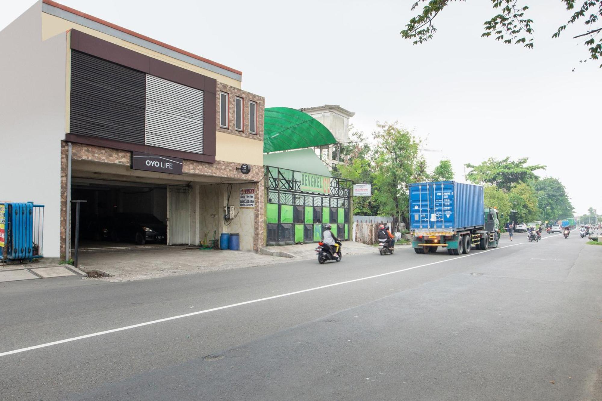 Oyo Life 2108 Griya Aisyah Residence Surabaya Buitenkant foto