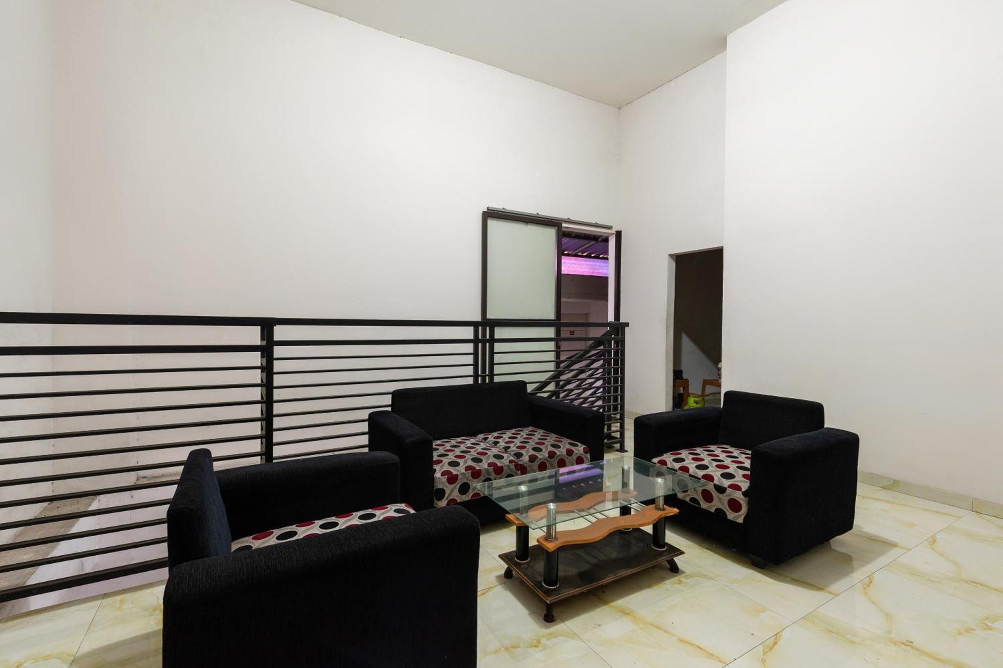 Oyo Life 2108 Griya Aisyah Residence Surabaya Buitenkant foto