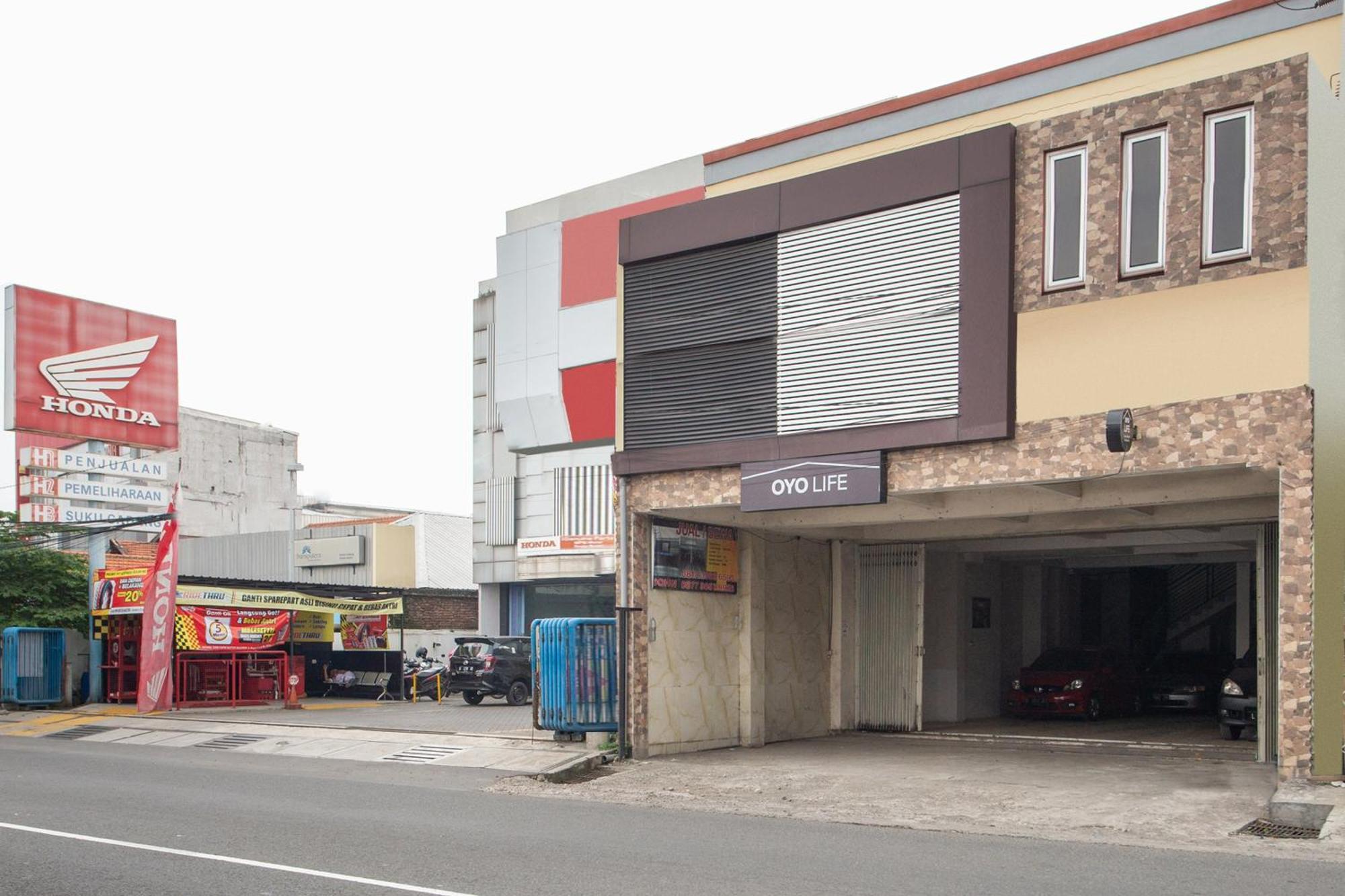 Oyo Life 2108 Griya Aisyah Residence Surabaya Buitenkant foto