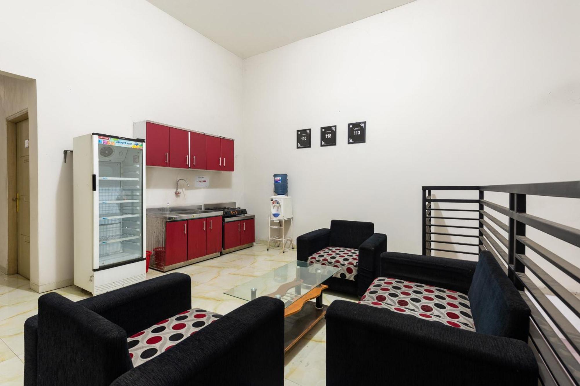 Oyo Life 2108 Griya Aisyah Residence Surabaya Buitenkant foto