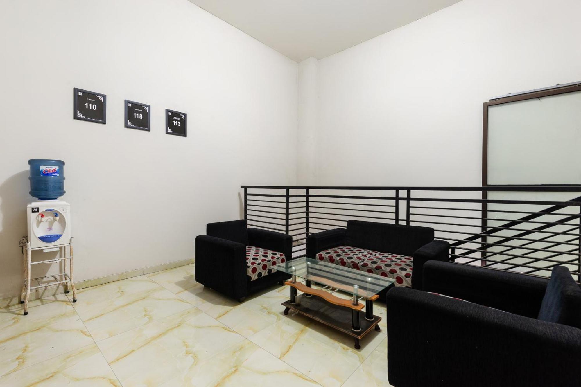 Oyo Life 2108 Griya Aisyah Residence Surabaya Buitenkant foto